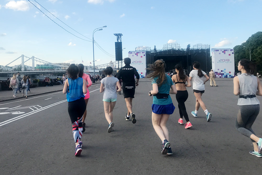 Тренировка «Адидаса» в Москве — начали занятия перед спортивным центром в парке Горького, потом добежали до «Музеона» и там отрабатывали силовые упражнения на одной из аллей. Здесь мы шагаем в выпадах
