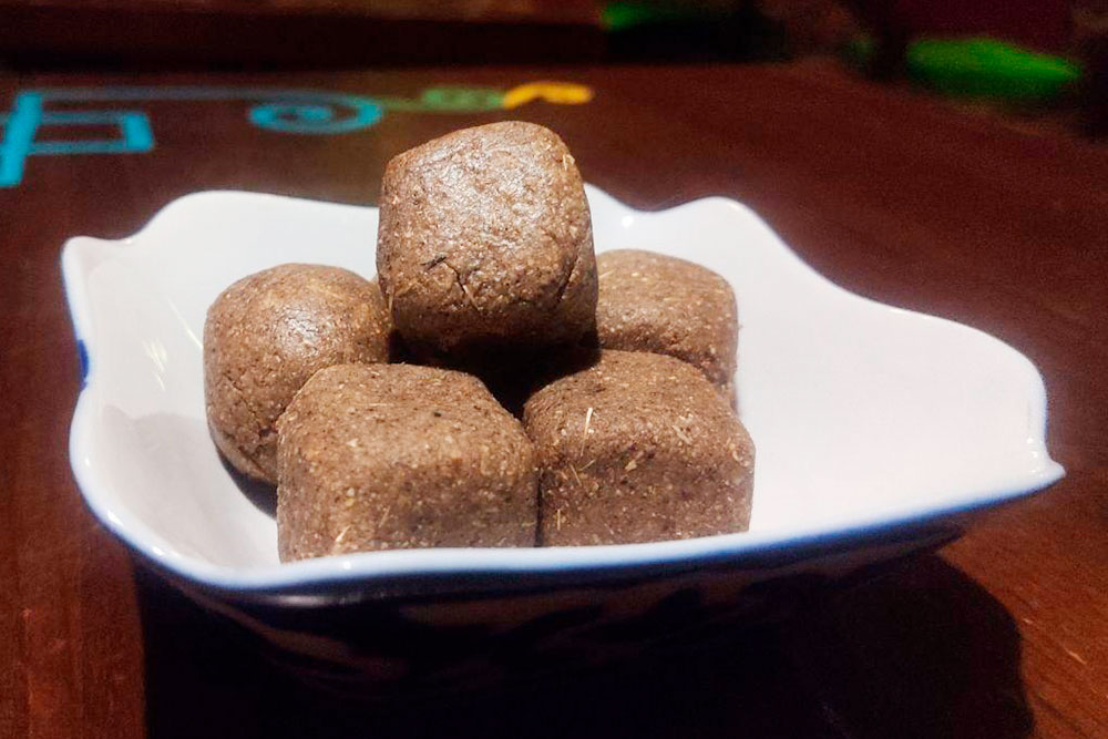 Талган внешне похож на пирожное «картошка», но по вкусу — на ячмень с медом. Этот мне специально приготовили в красноярской «Юрте» для статьи