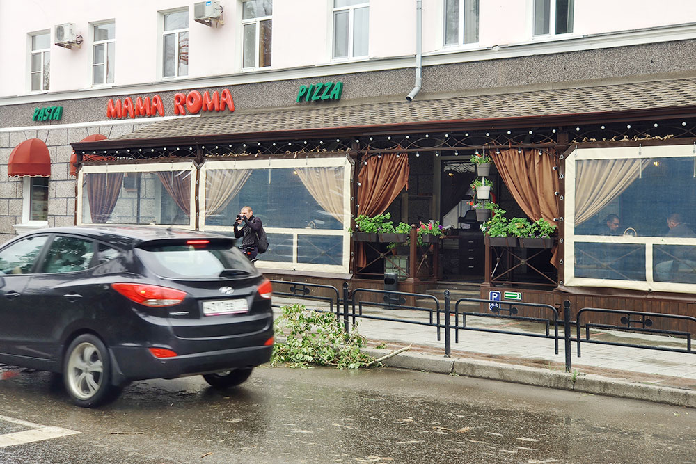 Mama Roma — один из немногих ресторанов, которые открыли в начале лета после пандемии, так как у него есть терраса. В Абакане кафе до сих пор закрыты. Рестораторы выходят на одиночные пикеты, но пока ничего не изменилось