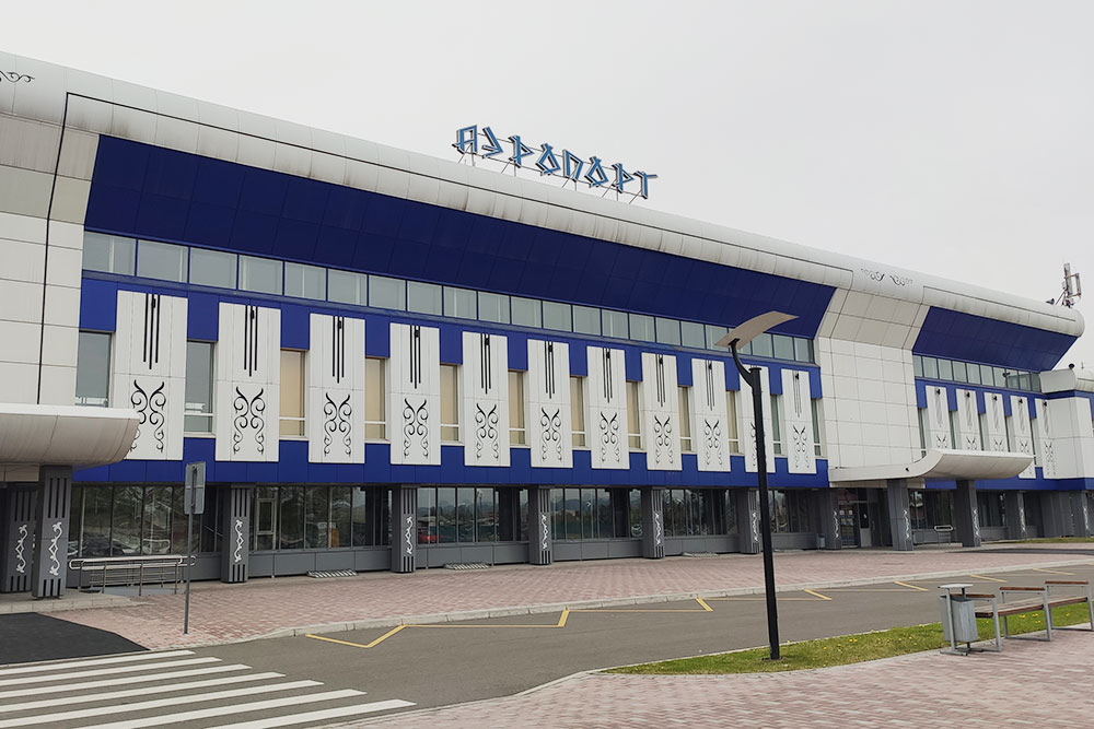 Аэропорт украшен национальными узорами, шрифт стилизован под орхоно-енисейскую руническую письменность