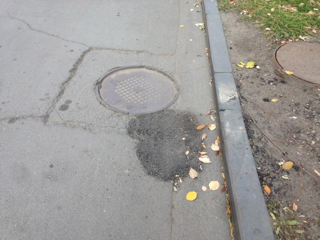 Работники водоканала устранили проблему не слишком аккуратно, но угрозы провалиться в яму колесом больше нет