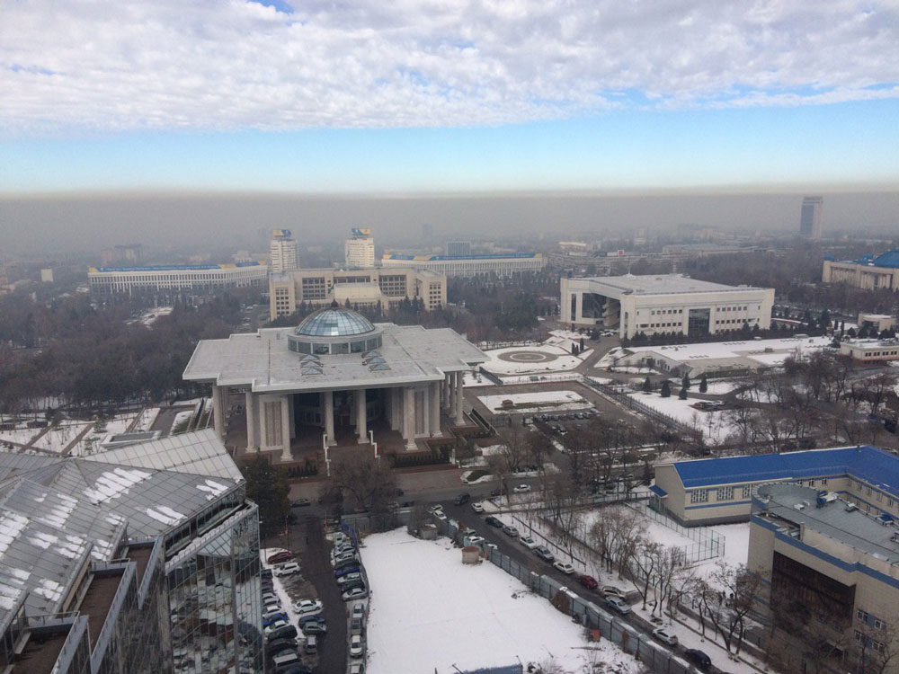 Утренний смог в нижней части города — вдали от гор
