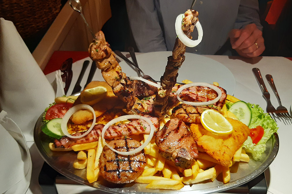 Тарелка мясного гриля-микс в балканском ресторане стоит 20 €