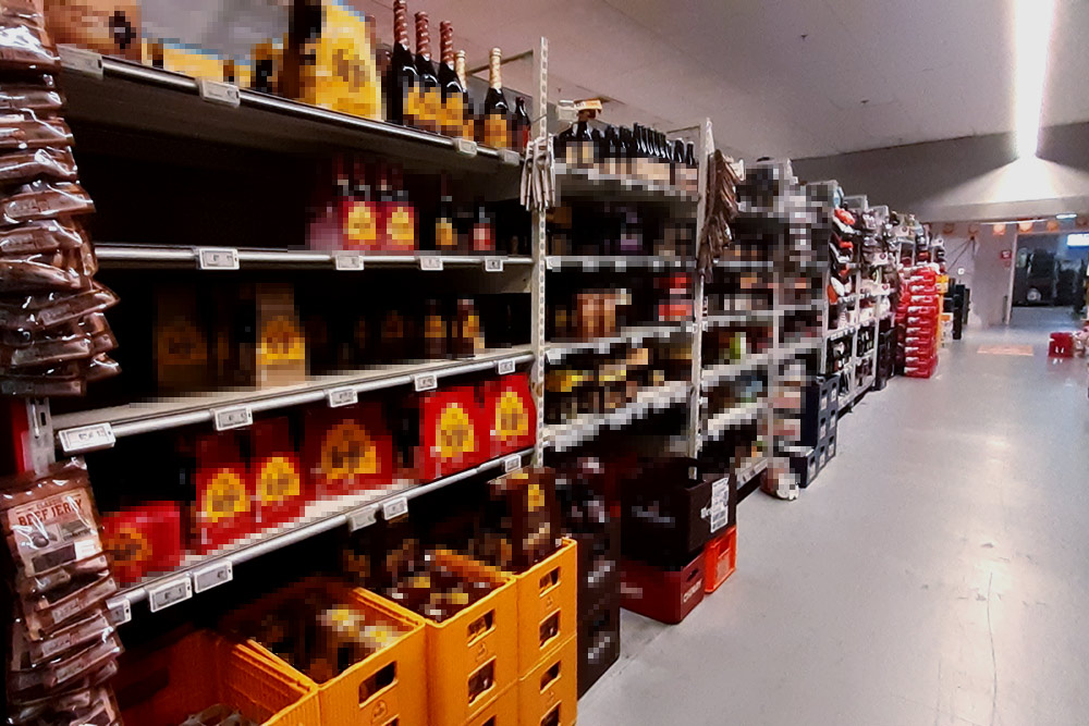 В каждом бельгийском продуктовом магазине местное пиво представлено огромными стеллажами