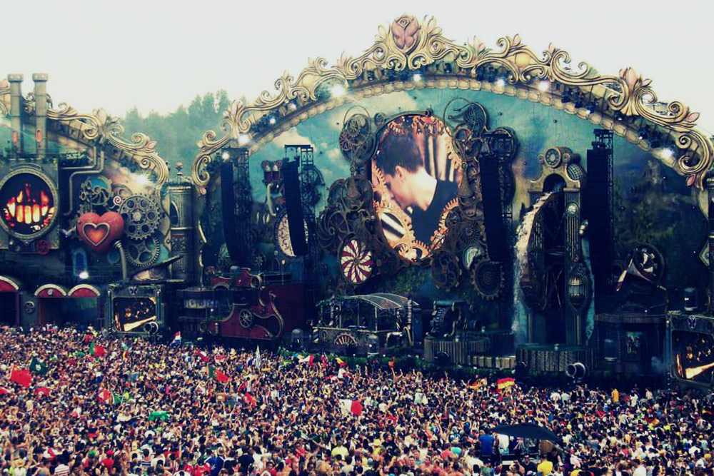 Одна из сцен на музыкальном фестивале Tomorrowland