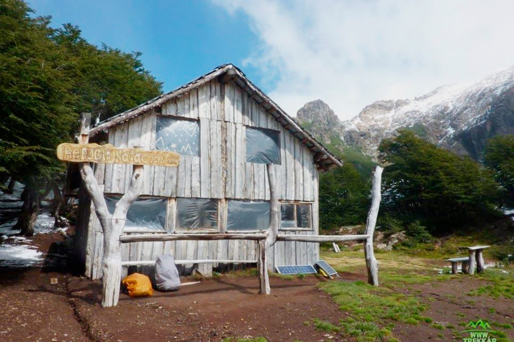 Рефухио «Натасьон» (Refugio Natación). Ночует в рефухио столько человек, сколько забредет сюда в этот день. Размещаются все прямо на дощатом полу в ряд в своих спальниках. Фото: trekkar.com