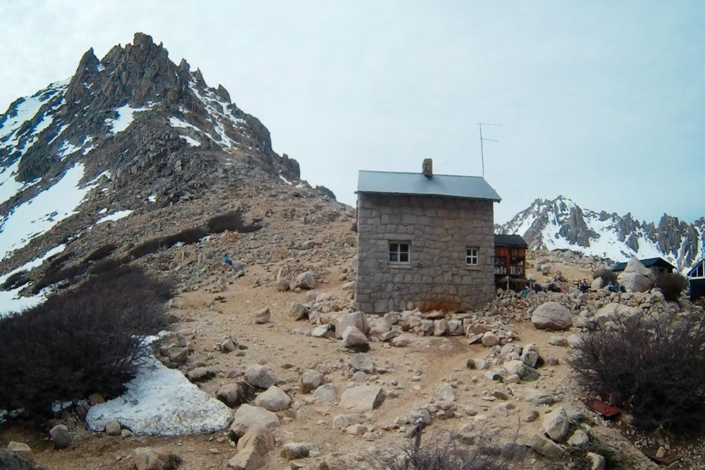 Рефухио «Фрей» (Refugio Frey) в горах недалеко от Барилоче сделана из камня — лесов в окрестностях нет