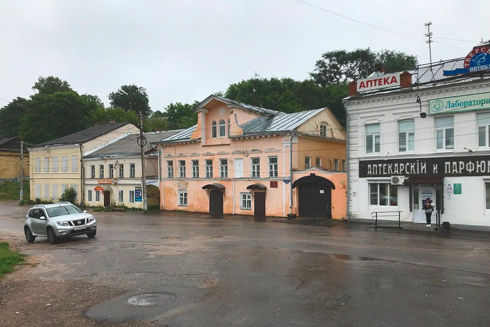 Мы ездили в Санкт-Петербург на белые ночи, заезжая во все города по дороге. Это Торжок — один из трех лучших городов России по версии Артемия Лебедева