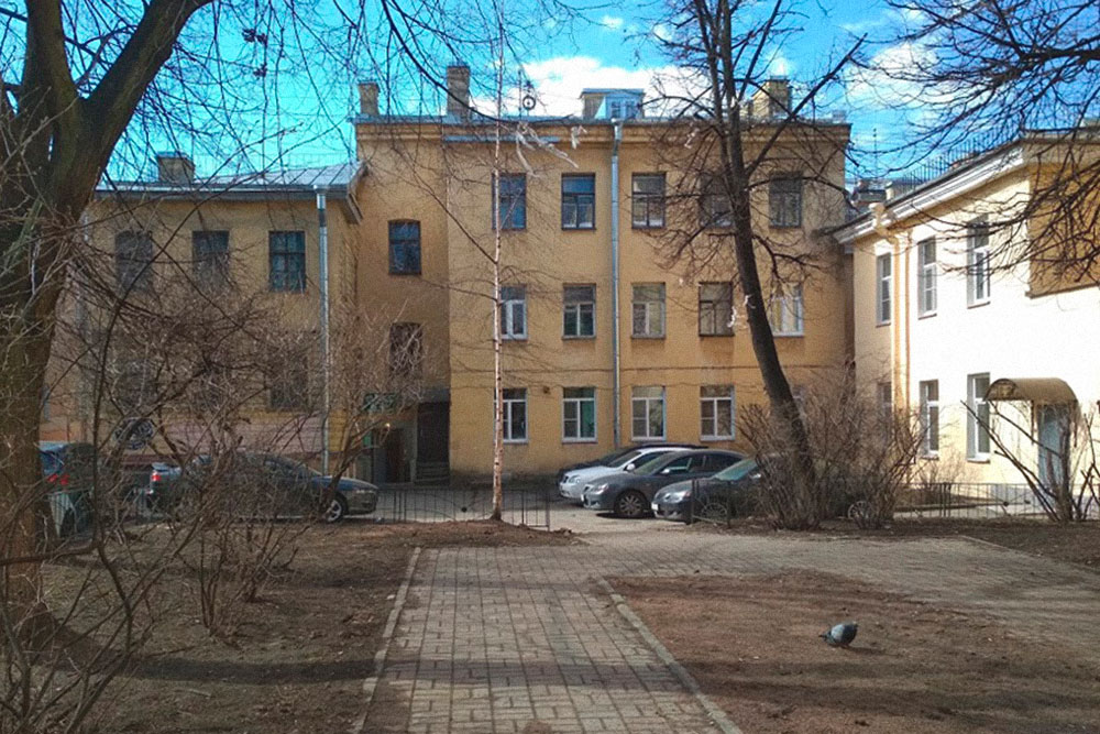 Мы хотели зеленый двор, а не колодец. У нас машина, поэтому смотрели, чтобы были места на парковке у дома. Это наш двор, и все это у нас есть