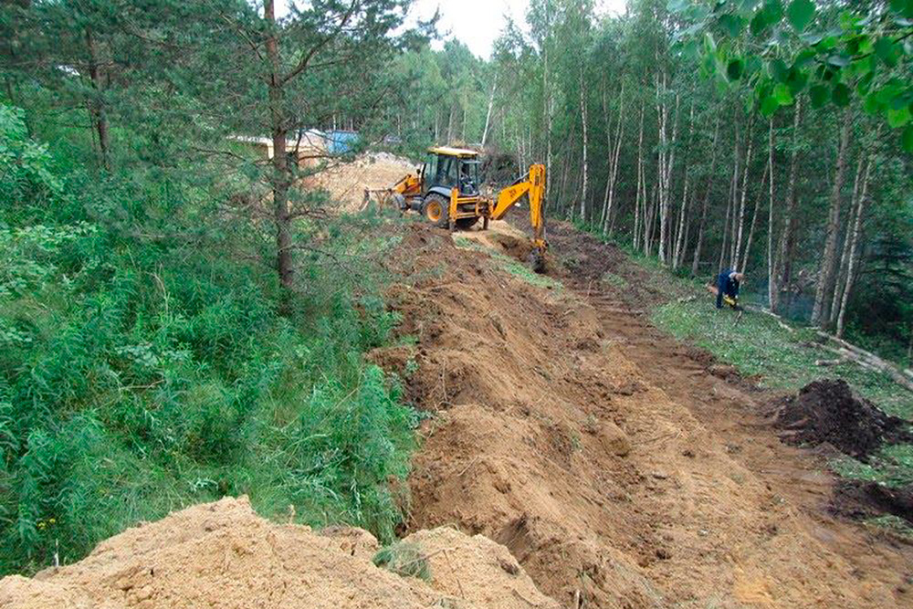 С этой точки видно перепад участка по высоте