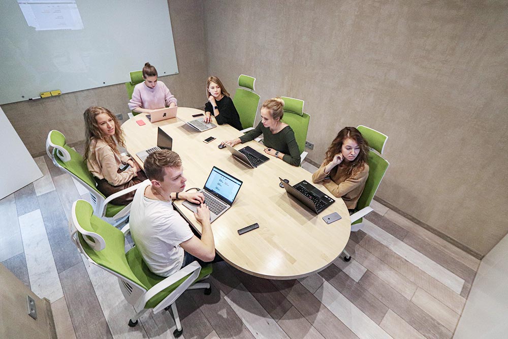 Совещания можно проводить и удаленно, но в офисе работать нравится больше
