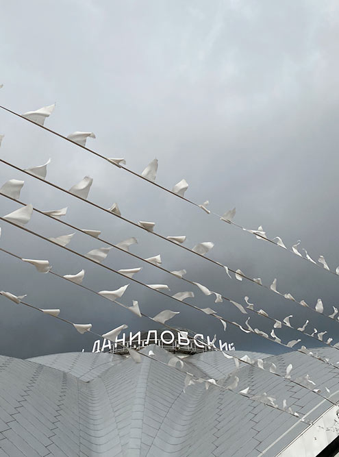 Люблю Даниловский рынок по утрам: на ветру колышутся белые флажки на голубом фоне неба. В пасмурные дни над металлическим куполом нависают свинцовые тучи. Даже не знаю, какая картина мне нравится больше