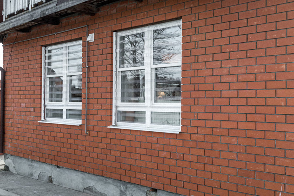 А за один квадратный метр прозрачной решетки придется отдать от 6890 <span class=ruble>Р</span>