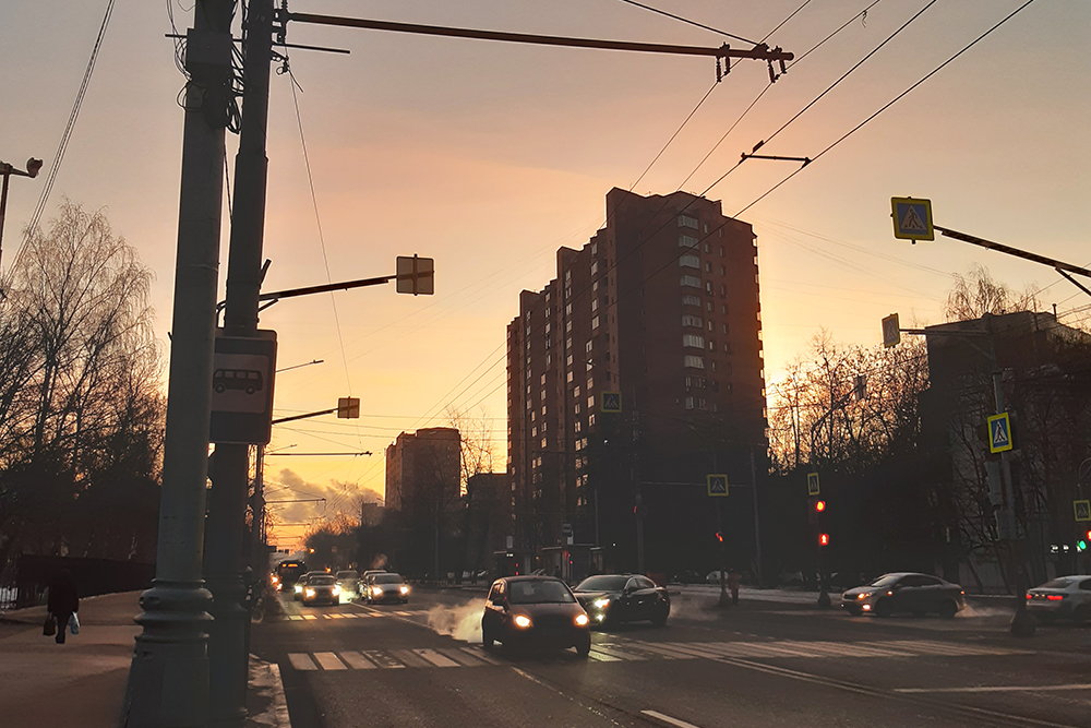До работы мне ехать на метро с одной пересадкой. Метро не очень далеко от дома, но утром хочется подольше не выходить