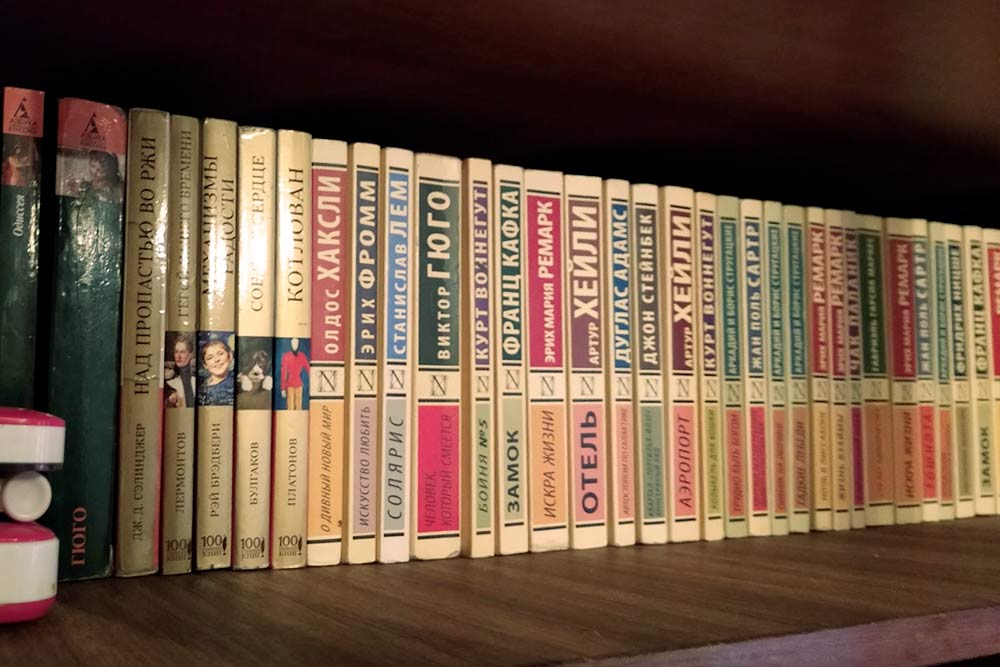 Малая часть коллекции моих книг. Раньше собирала как сумасшедшая, а теперь мучаюсь с ними при каждом переезде