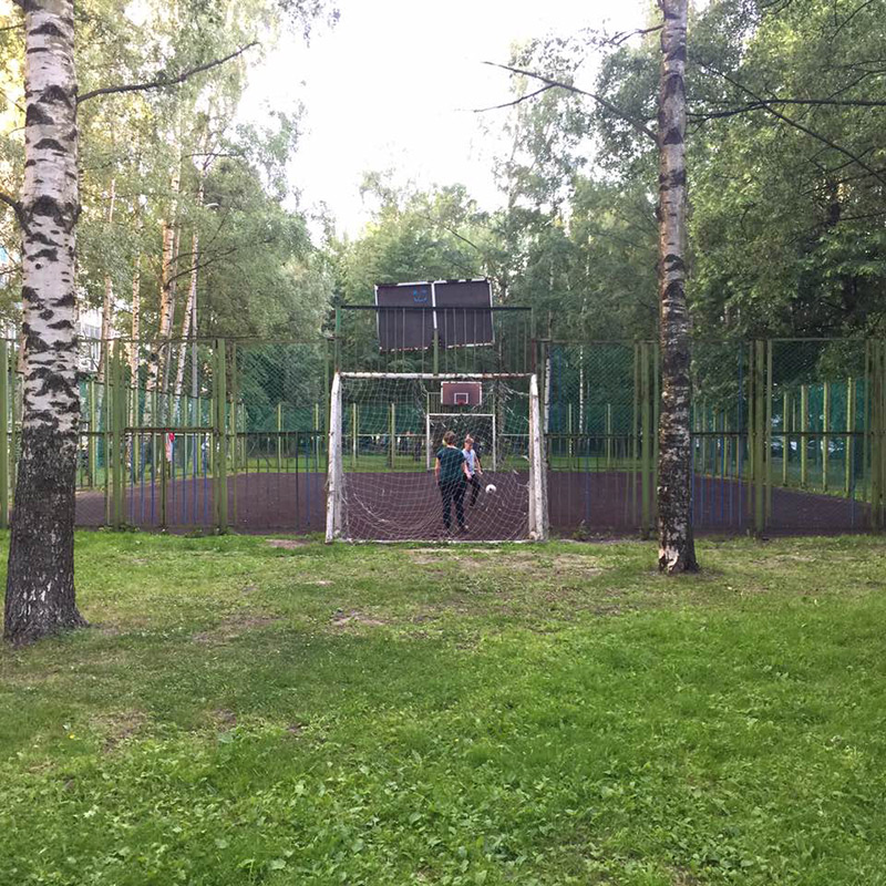Футбольное поле во дворе, которое редко пустует. Зимой там заливают каток