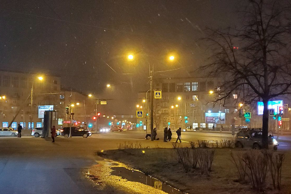 На улице идет снег, но сразу тает