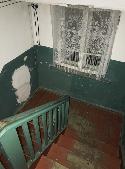 Вот так выглядит подъезд довоенного немецкого дома. На два этажа три квартиры