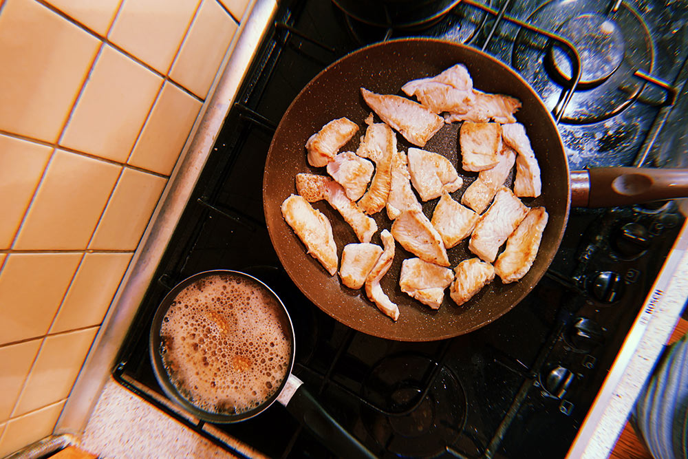 Жарю грудку индейки и варю гречку. Просто и вкусно