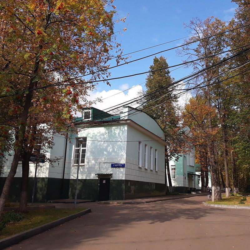 На территории больницы красиво. Это одна из старинных московских больниц, ПКБ № 4 им. Ганнушкина