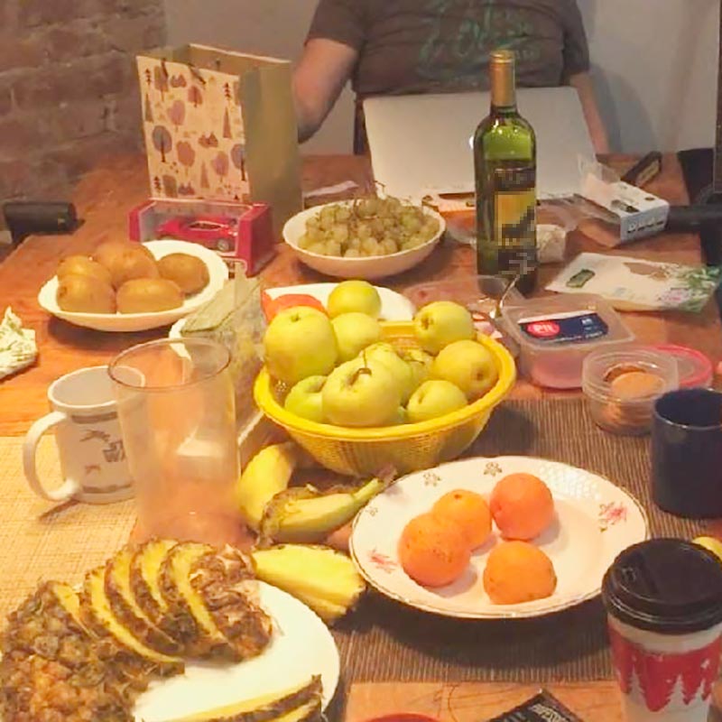 Яблоки, ананасы, киви, «винограды», как их называет дочь, апельсины — это наш ужин