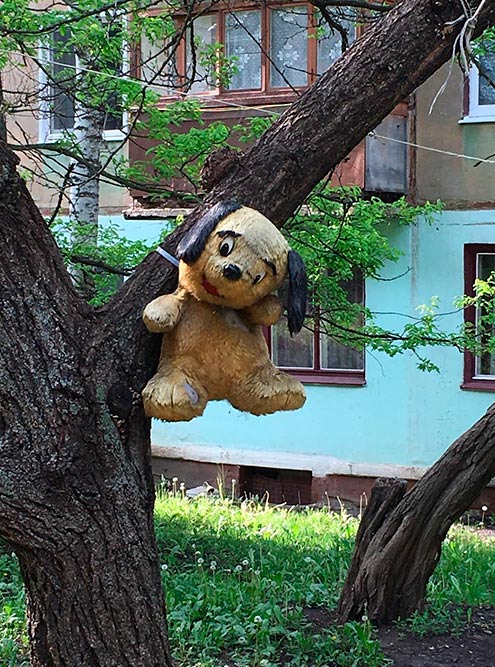 Забавный, но в то же время немного пугающий: они как бы говорят, что так поступят с каждым, кто будет вести себя плохо в их дворе