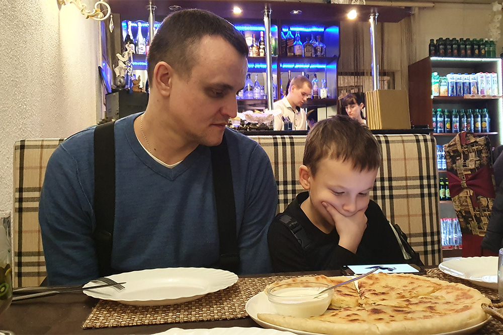 Хычин в кафе «Шумка». Это национальный пирог карачаевской кухни. Саму лепешку готовят из пресного теста, в нее добавляют самые разные начинки. На фото — хычин с сыром