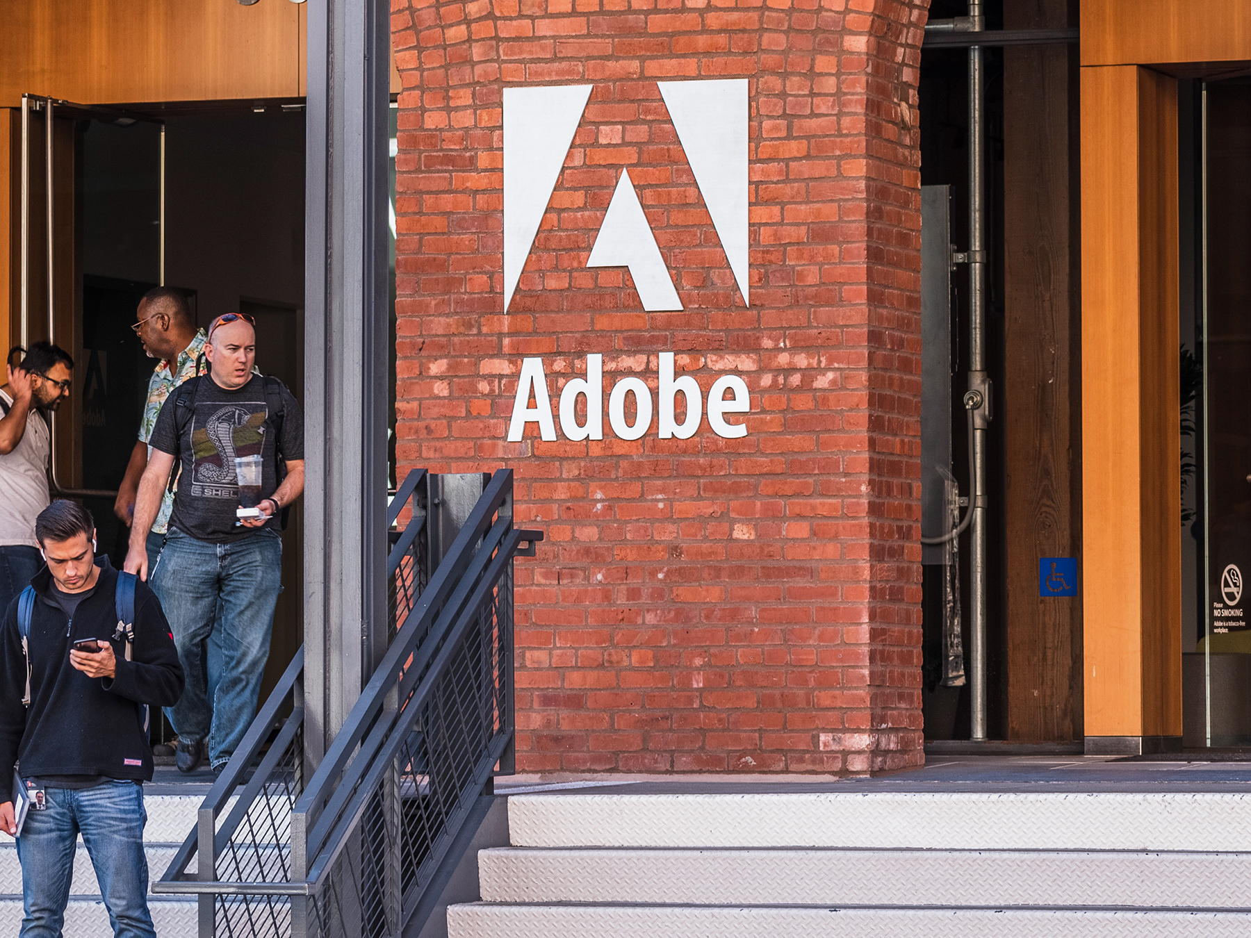 Adobe отчиталась о самом слабом росте квартальной выручки с 2015 года