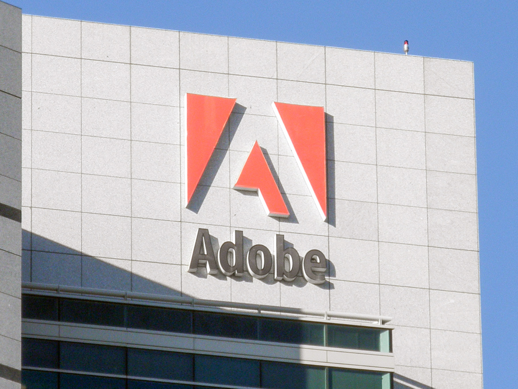 Adobe ожидает замедления роста выручки. Акции упали на 10%