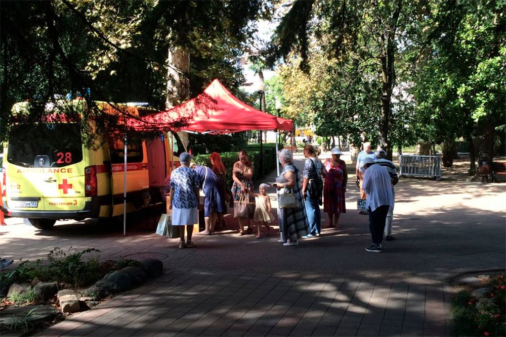 Мобильный пункт бесплатных прививок от гриппа в центре города. Пользуется большой популярностью
