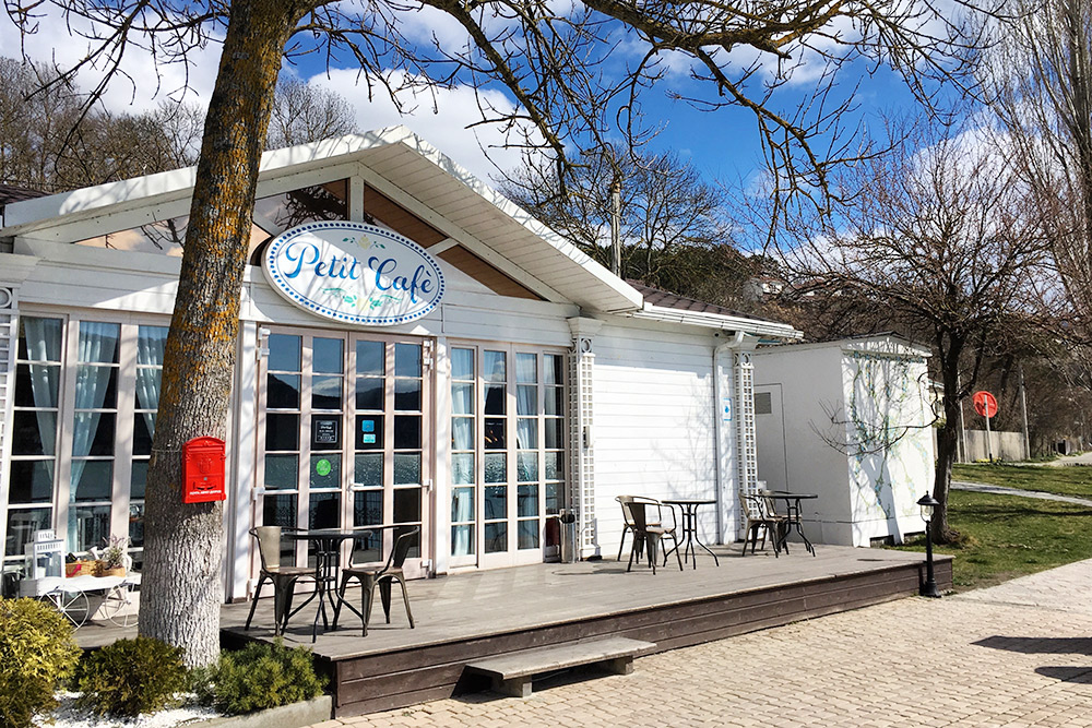 В Petit Cafe приятно посидеть с чашкой кофе у озера. На снимке пусто, так как на улице было +6 °C