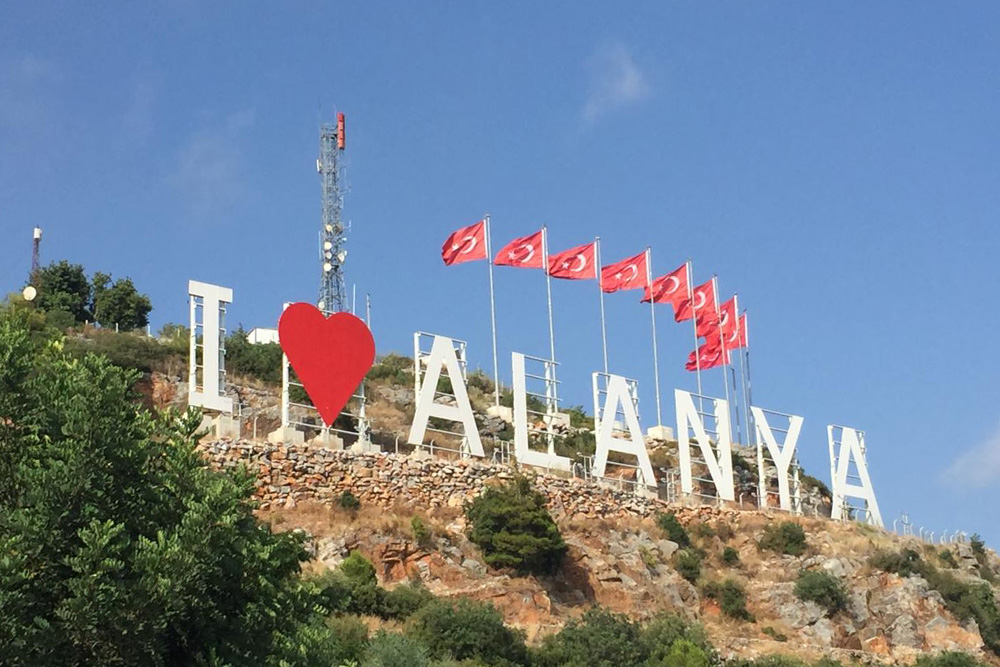 Так выглядят буквы I love Alanya вблизи