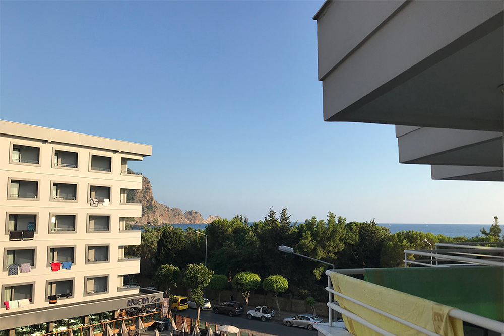 Вид из отеля Hatipoglu Beach Hotel 3*, расположенного на пляже Клеопатры. Кстати, парк впереди — старинное кладбище, маленькое и нестрашное
