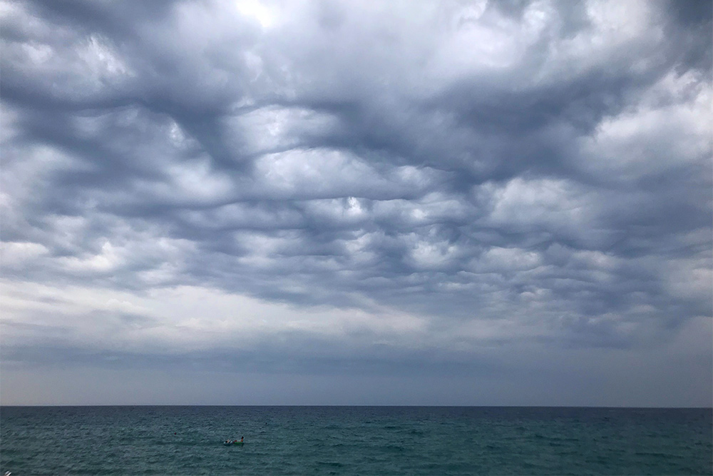 В июле 2019 года над морем можно было наблюдать необычные квадратные облака. Дождь шел всего 15 минут за весь месяц