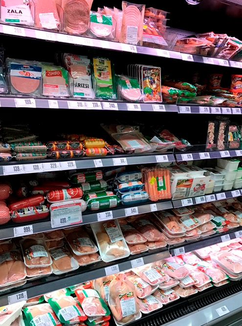 Витрина с мясом и колбасами в Spar: желтые ценники означают скидку
