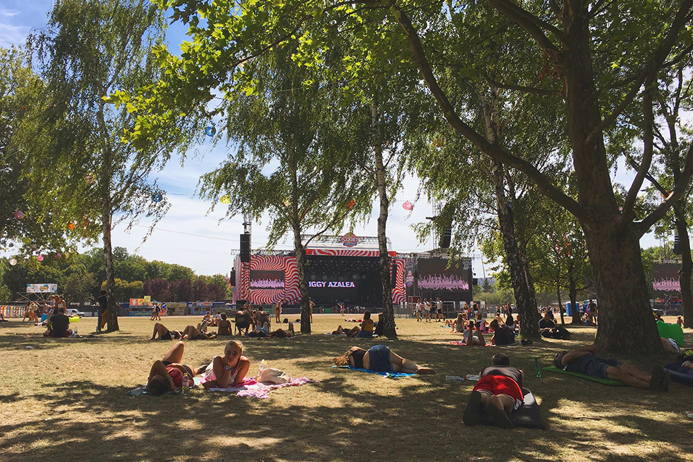 Днем в Sziget все отдыхают и готовятся к вечерним и ночным концертам