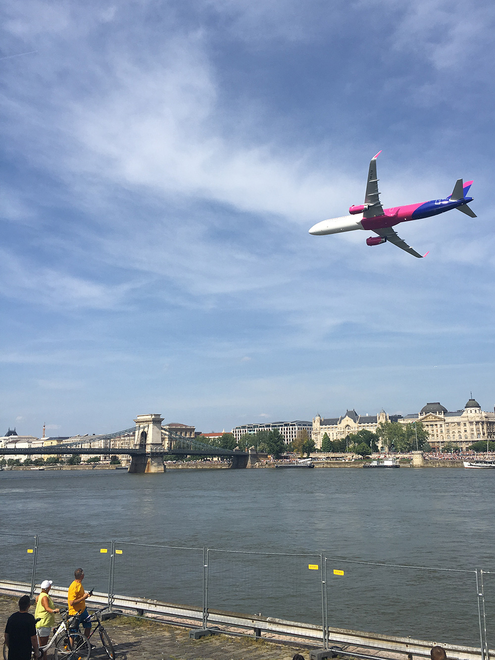 Самолет Wizz Air участвует в авиашоу в центре Будапешта. Они проходят в городе раз в год