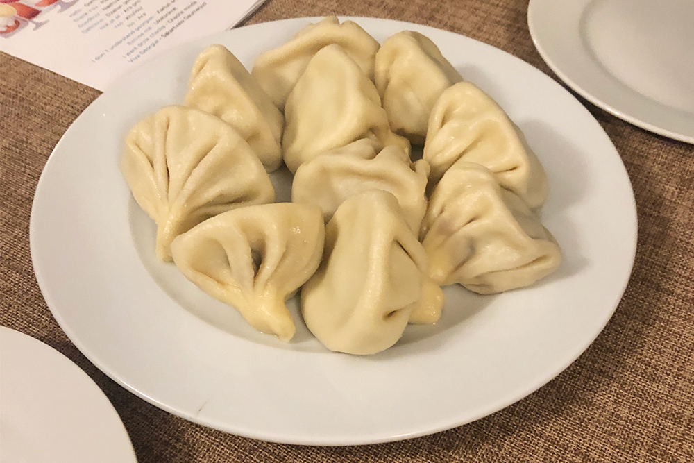 Хинкали напоминают наши пельмени, но с очень вкусным бульоном и мясом