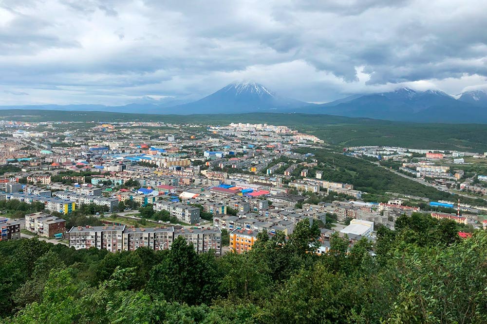 Авачинский, Корякский и Козельский вулканы расположены в нескольких десятках километров от Петропавловска-Камчатского. Их видно почти из любой точки города, поэтому местные нежно называют их «домашними»