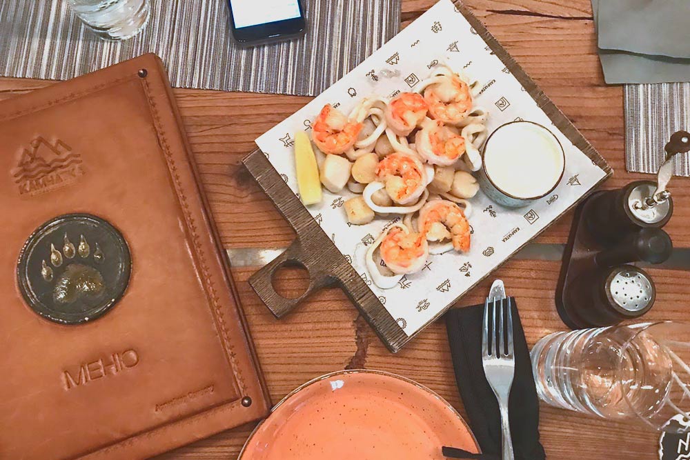 Ресторан «Камчатка» колоритен, в меню — местные морепродукты и мясо. Источник: Арина Дроздович