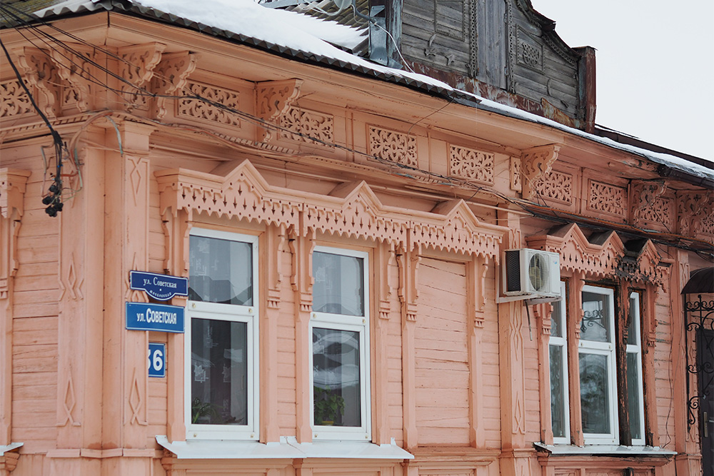 Резные наличники, пластиковые окна, кондиционер и свисающие провода — печальные контрасты