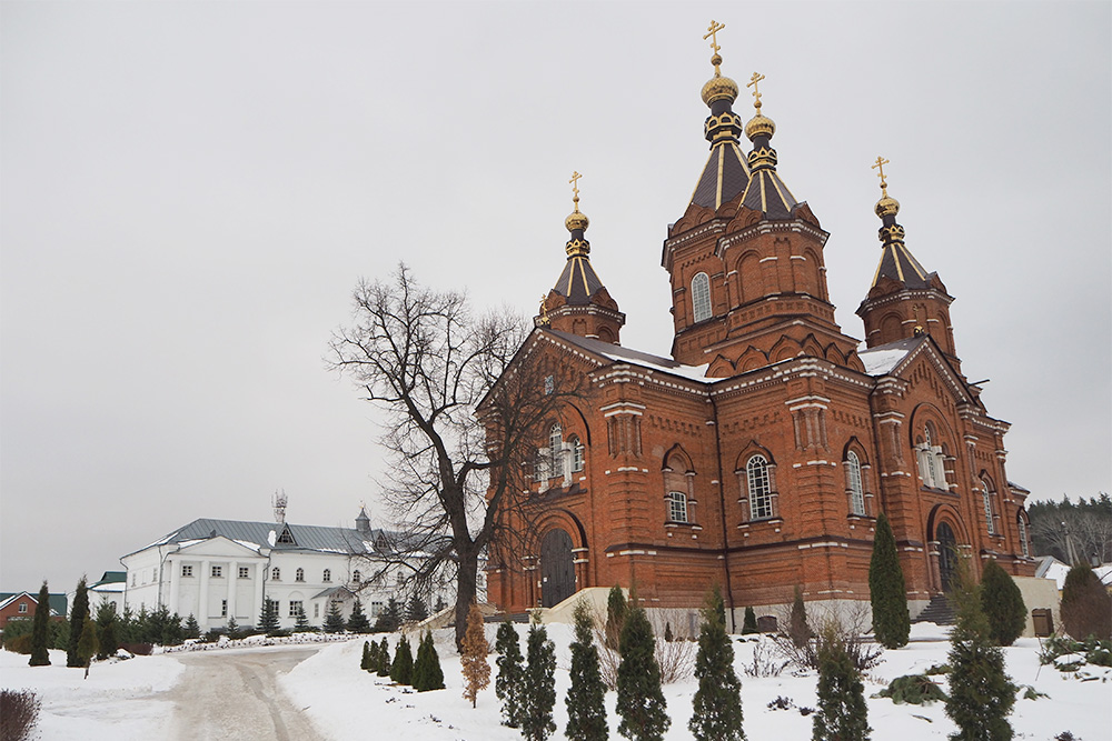 Еще один действующий монастырь в Задонске — Богородице-Тихоновская женская обитель. На ее территории расположен святой источник в честь иконы Божией Матери