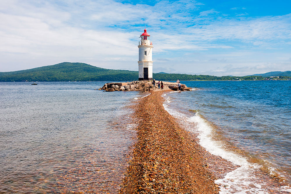 Когда на море шторм или прилив, дорожка исчезает. Источник: saiko3p / shutterstock.com