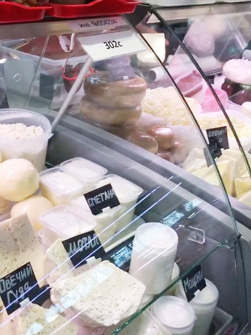 Молочные продукты на рынке вкуснее магазинных. Можно попробовать традиционное мацони, тан, оригинальные сыры. Цены обычно не указаны, их нужно спрашивать у продавца