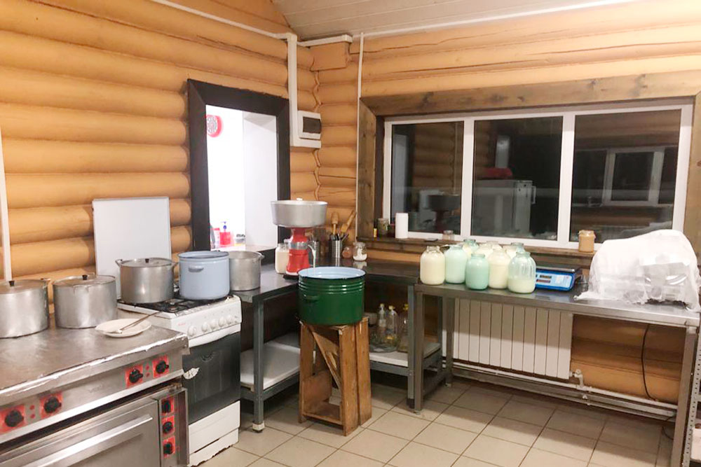 В цехе есть большая кухня со специальной техникой для производства молочных продуктов