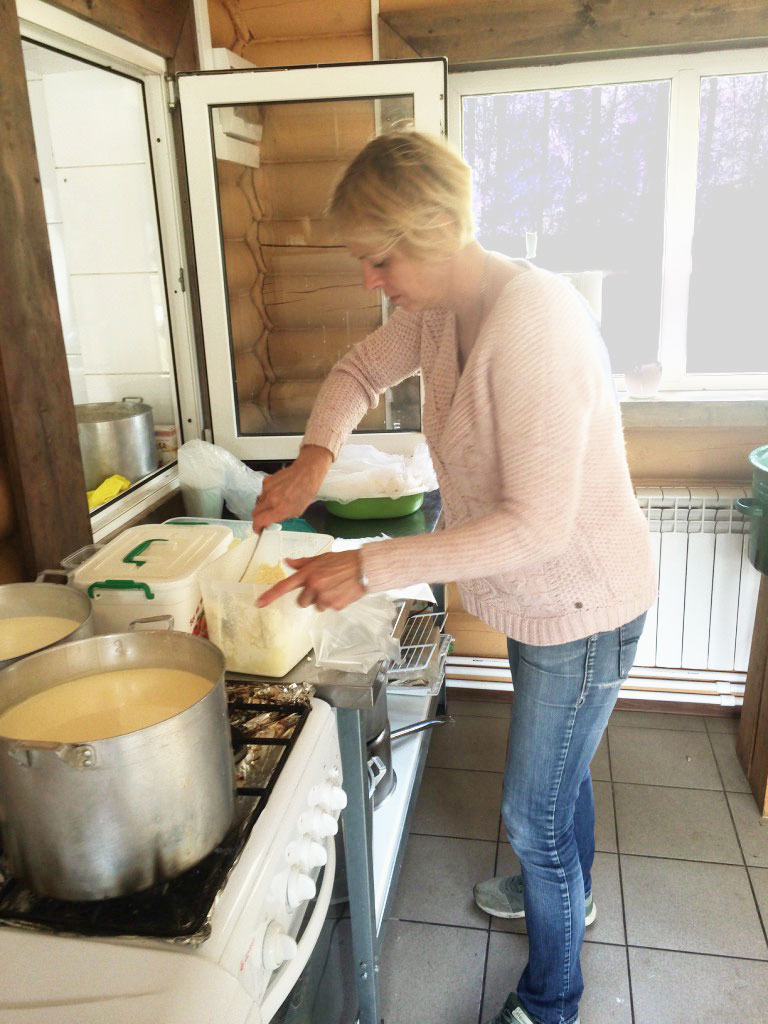Оксана часто сама делает кисломолочные продукты в цехе