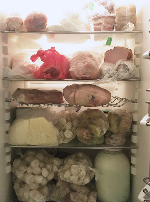Оксана привозит продукты мне, а подруги забирают свои заказы по мере возможности. Поэтому в день доставки мой холодильник выглядит так