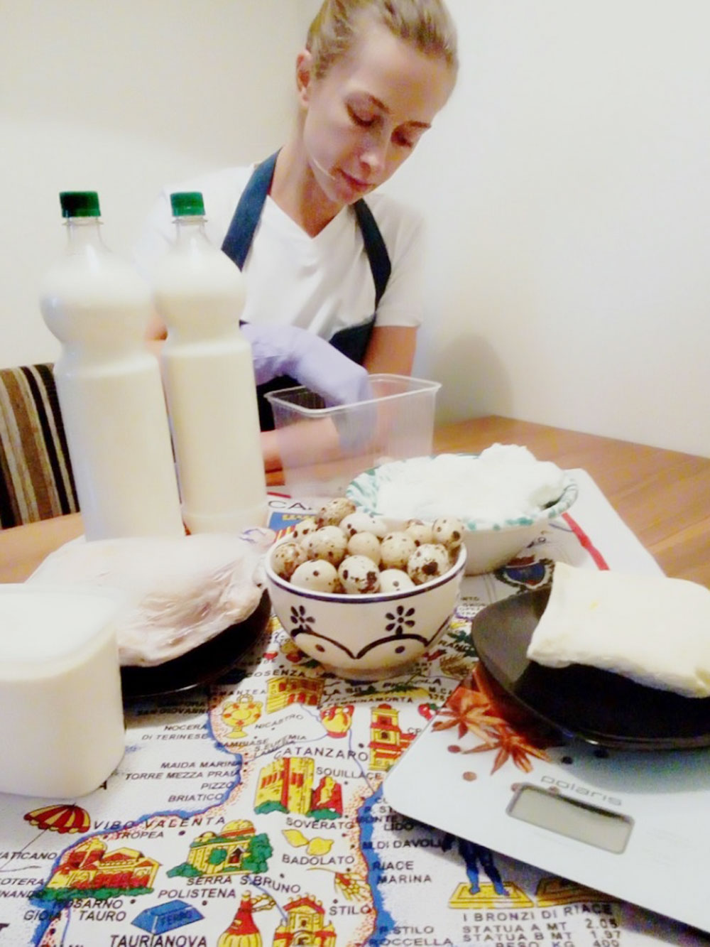 Обычно продукты приезжают с фермы расфасованными, но иногда мне приходится их раскладывать и взвешивать самостоятельно
