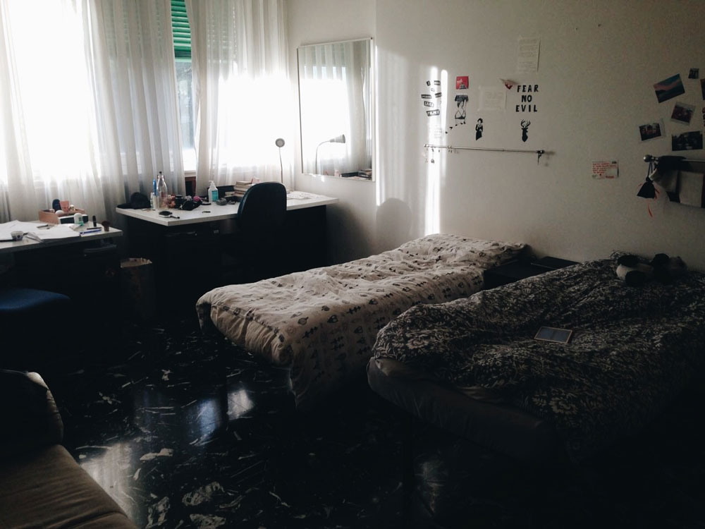 Вот такая комната стоит 540 € в месяц (270 € за спальное место)