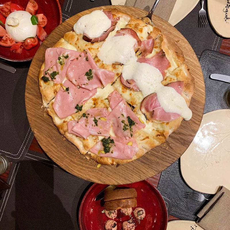 Рекомендую попробовать пиццу с мортаделлой — итальянской колбасой и буратту со свежими томатами